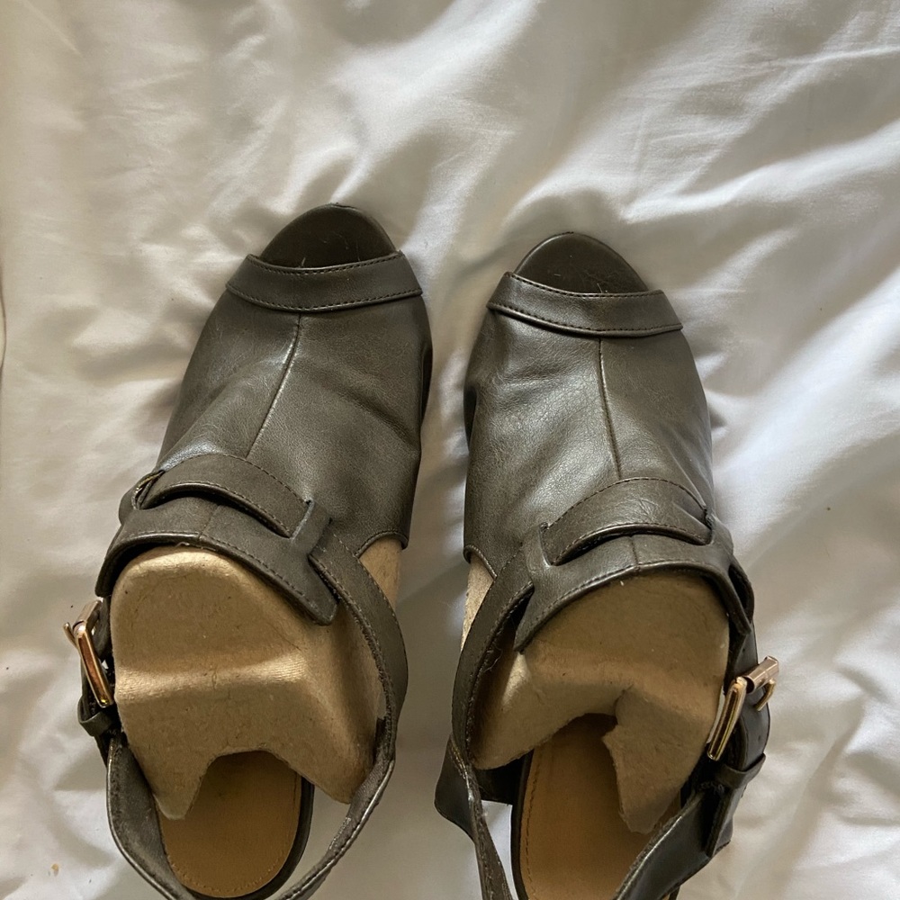 Green dress shoe